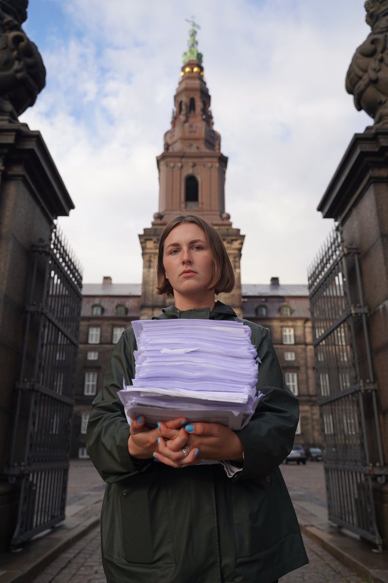DenGroenneUng's tweet photo. For the last 12 hours danish climate activist have been reading the 3949 pages long @IPCC_CH report #AR6 #WG1 out loud in order to force the danish Prime Minister to declare climate emergency in the state of Denmark #mindthegap #dkpol https://t.co/P9UR7lVrRH