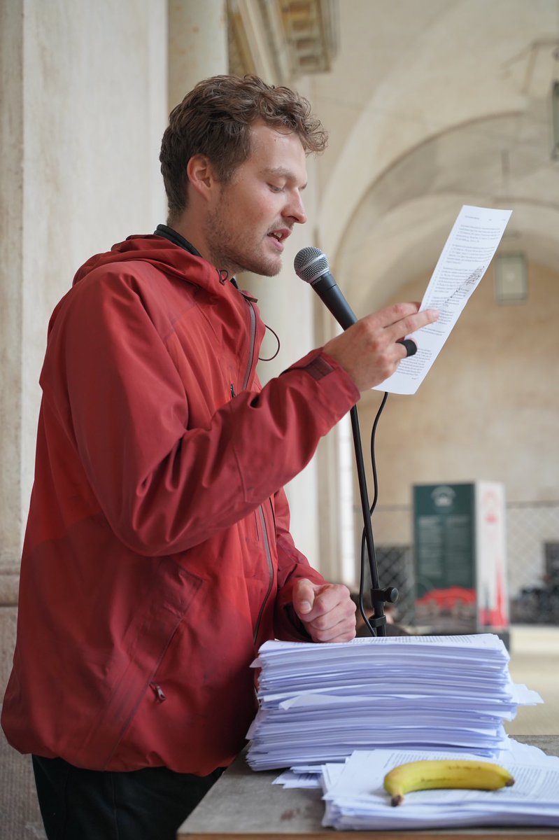 DenGroenneUng's tweet photo. For the last 12 hours danish climate activist have been reading the 3949 pages long @IPCC_CH report #AR6 #WG1 out loud in order to force the danish Prime Minister to declare climate emergency in the state of Denmark #mindthegap #dkpol https://t.co/P9UR7lVrRH