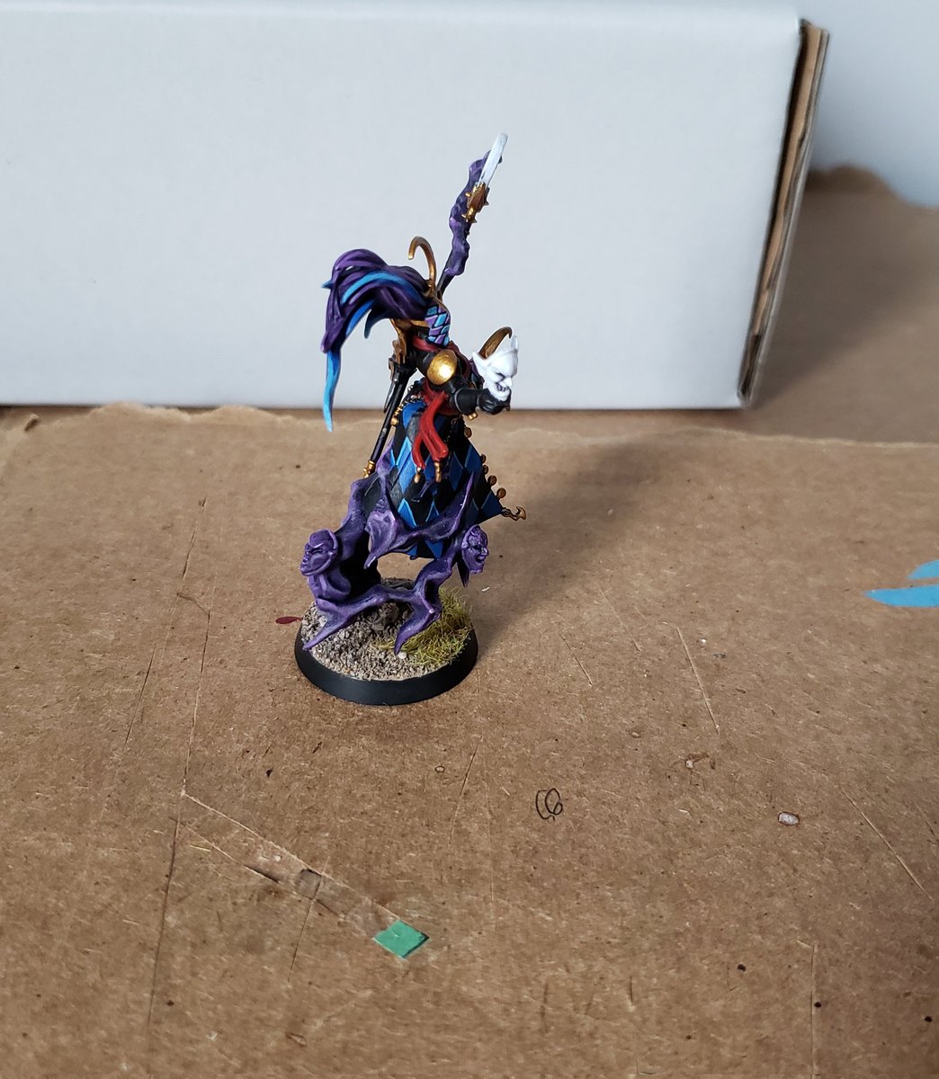 KaiSkrotzkiVA's tweet photo. Aaaand another one is ready for the table! First time doing a kit bash, but here it is: New Shadowseer joining the harlequins!
#WarhammerCommunity
#Warhammer40k
#CircusLyfe https://t.co/am73KmLp7P