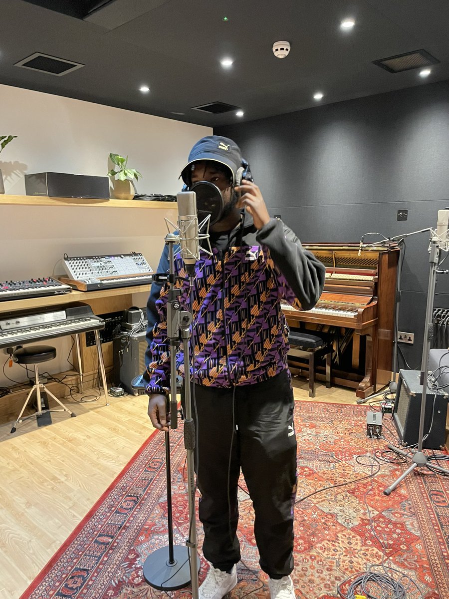 EdweezyArtistUK's tweet photo. This must be all i know | love to @Apple @weareplatoon for the session we got something coming 🥶🚀 #MicCheck123 https://t.co/H4zDN0N2Mv