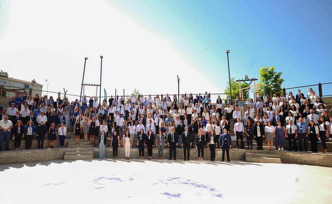 Çocuklarımıza sımsıkı sarılamasak da, hayallerine yine dört elle sarılacağımız, yepyeni umutlarla dolu bir eğitim öğretim yılına başlıyoruz.
2021-2022 Eğitim öğretim yılı seminer çalışmalarımıza Genel Müdürümüz Sayın İbrahim GÜNDÜZ'ün açılış konuşması ile başladık.