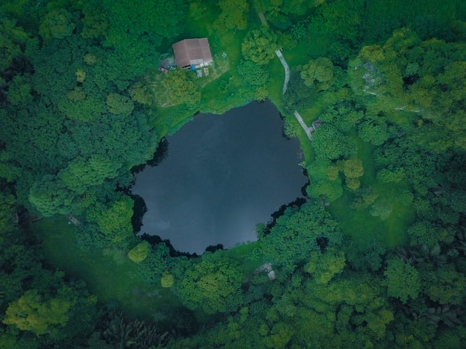 Самое красивое и таинственное озеро. Загадочное озеро. Самое маленькое озеро. Мистическое озеро. Самое загадочное озеро.