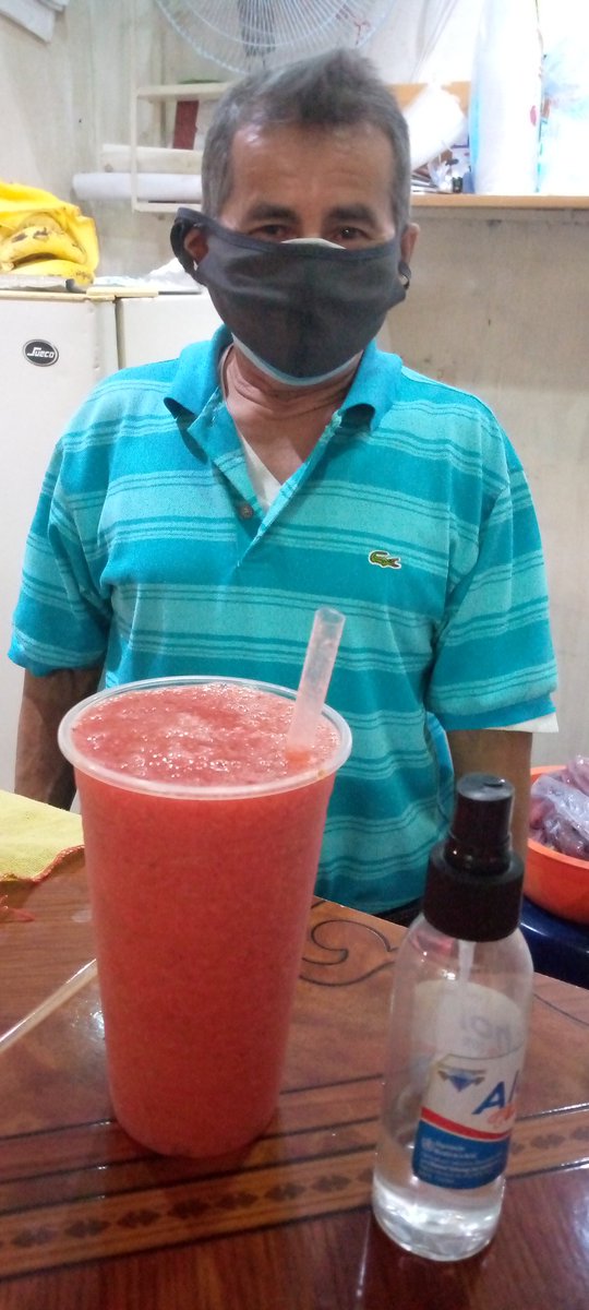 Amigos hoy quiero recomendarles a este abuelito atento y amoroso. Hace batidos en el Mercados Unidos de La hoyada (frente a la calle de los paraguas). Te pone ñapa y los batidos son increíbles por solo 1 dólar, tu escoges tus frutas 💕. Apoyenlo mucho, es muy noble y trabajador.