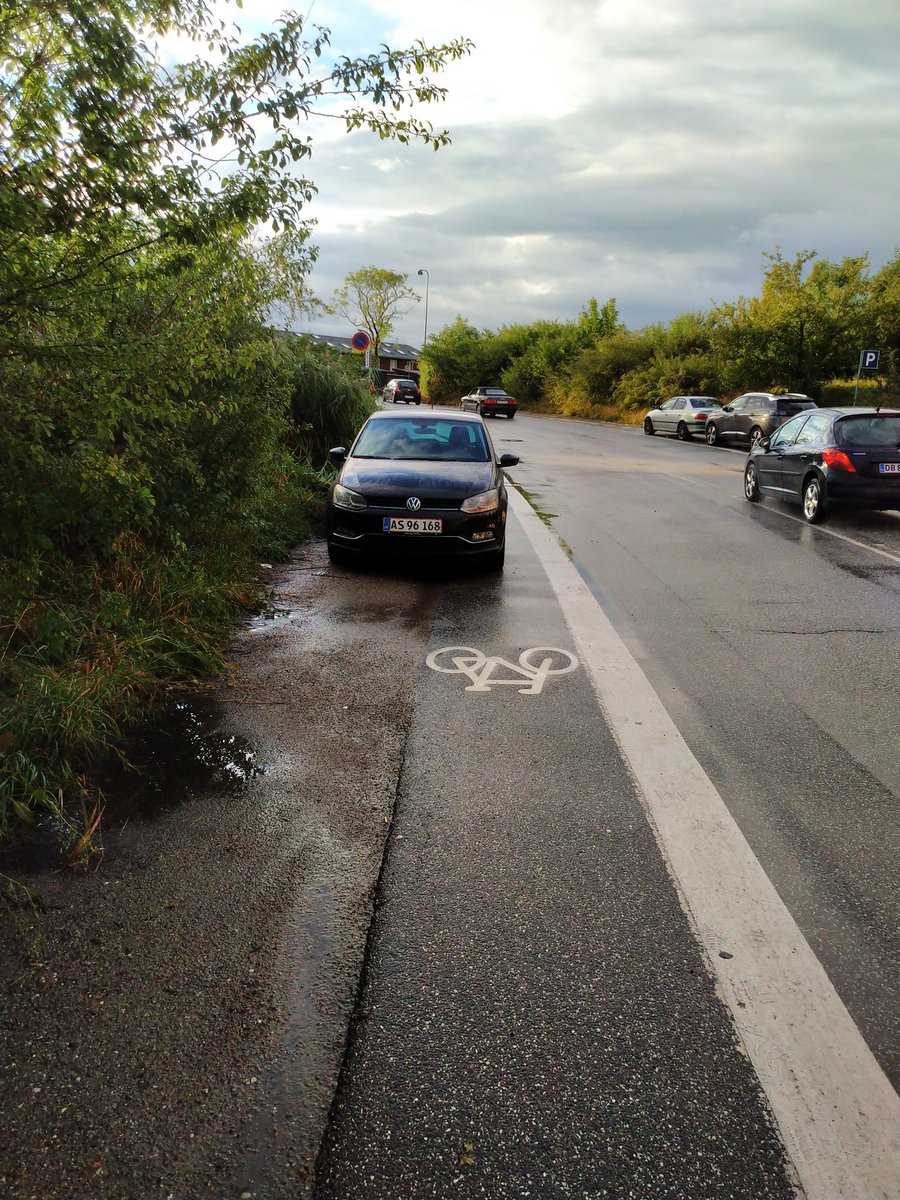 Si cela peut rassurer certains a propos de la respectabilité des aménagements cyclables même a Copenhague il y a des #GCUM ... Ils ont plus de confort au niveau largeur de stationnement.