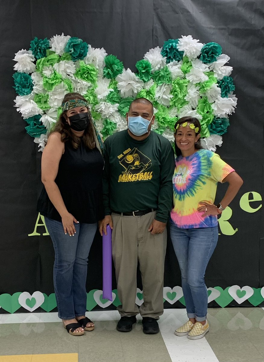 gamy269_amy's tweet photo. My happy place! Praying that everyone has a healthy happy school year! 💚💛💚🥰💚💛💚 @NISDRoss #MissingMySis #NISDReunited #RossReunited https://t.co/BQhNg274Ft