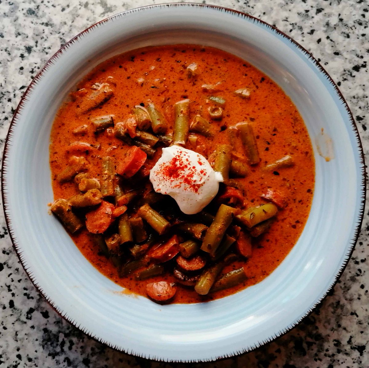 MikeKocht's tweet photo. Wenn der Sommer eine kurze Pause einlegt darf es auch einmal #Eintopf #Twooking sein.
Rahmiges #Fisolen #Gulasch mit #Debrecziner Würsteln
#Bohnschoten #GrüneBohnen #Schnittbohnen oder auch #Strangalan ;-)
https://t.co/xFLAs1Oywp https://t.co/8r28PZo5q2