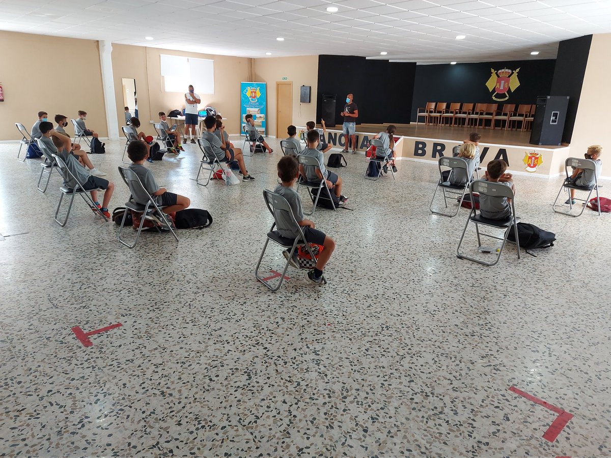 alfonsorp13's tweet photo. Fin 3° Quincena Campus Sancha Brava con la visita del seleccionador y entrenador de porteros de Futsal de FEXF Carlos Holgado Nevado.
Su trabajo en todas las categorías extremeñas es simplemente excepcional. Metodologia moderna y efectiva.
Gracias por tu trabajo y por tu AMISTAD https://t.co/djBV3JkUUI