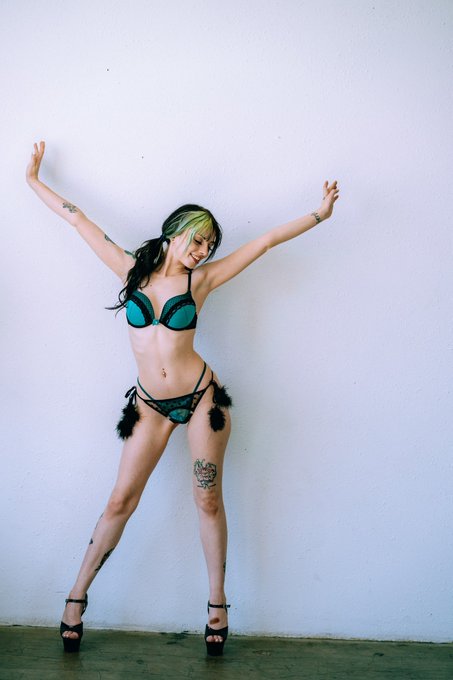 Reach for the stars&hellip; and my ass (; https://t.co/xUVPmNEJJl