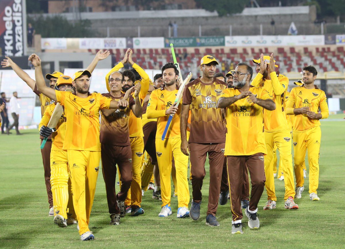 IrfanSayssss's tweet photo. Rawalakot Hawks Won The First Ever Title Of Kashmir Premier League 2021 By Beating Muzzafarabad Tigers By 6 Runs in The Final  🏏🏆🇵🇰

#Cricket #KPLT20 #KPL2021 #RHvMT #RawalakotHawks #KashmirPremierLeague2021 https://t.co/xYA2AlMiaW