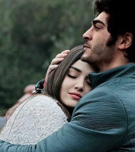 بنادي عليكي من تاني
ياروح الروح ياوحشاني
قوليلي إزاي يجيلك نوم
ووسط الحيرة سيباني
أنا المُشتاق وشوقي بجد مش بايدي
وليه في البُعد بتزيدي
وراضية كمان حِرماني
صحيح دلوقتي حالاً يعني 
صورتي بجد قُدامك لو نِمتي يانور العين
تقابليني في أحلامِك
قوليلي الوقت مَر إزاي
ياخوفي تكوني ناسياني