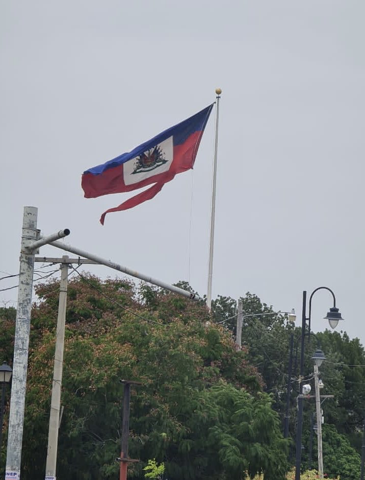 Frantzduval's tweet photo. Champ de Mars. Drapeau à changer en urgence. https://t.co/MHpp2BMkNM