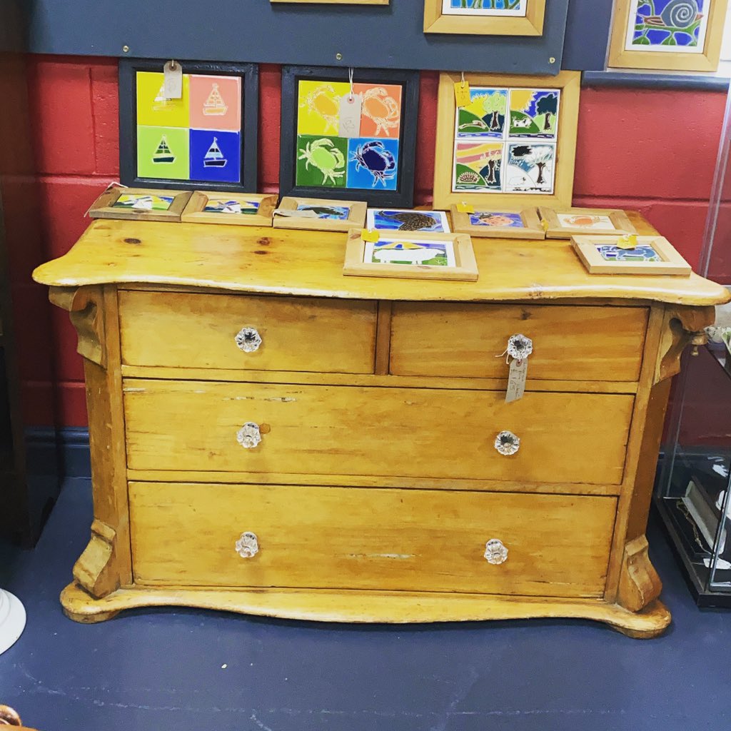 astraantiques's tweet photo. We are leaving you tonight with this glorious Victorian pine chest. Enjoy your evening……. #pine #victorian #victorianpine #oldpine #pinechest #pinechestofdrawers #astraantiquescentre #hemswell #lincolnshire https://t.co/9yrnvYlYlm