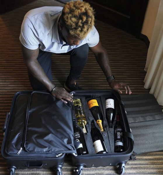 flywithwine's tweet photo. Thanks to the incredible #willblackmon for sharing some great photos of his packed Grande! We love seeing our suitcases with their people. 😁 🏈
#flywithwine #vingardevalise #winetravel #wine #winesuitcase #travel #winelovers #winecountry #winery #suitcase https://t.co/9r0b0F6EQ9