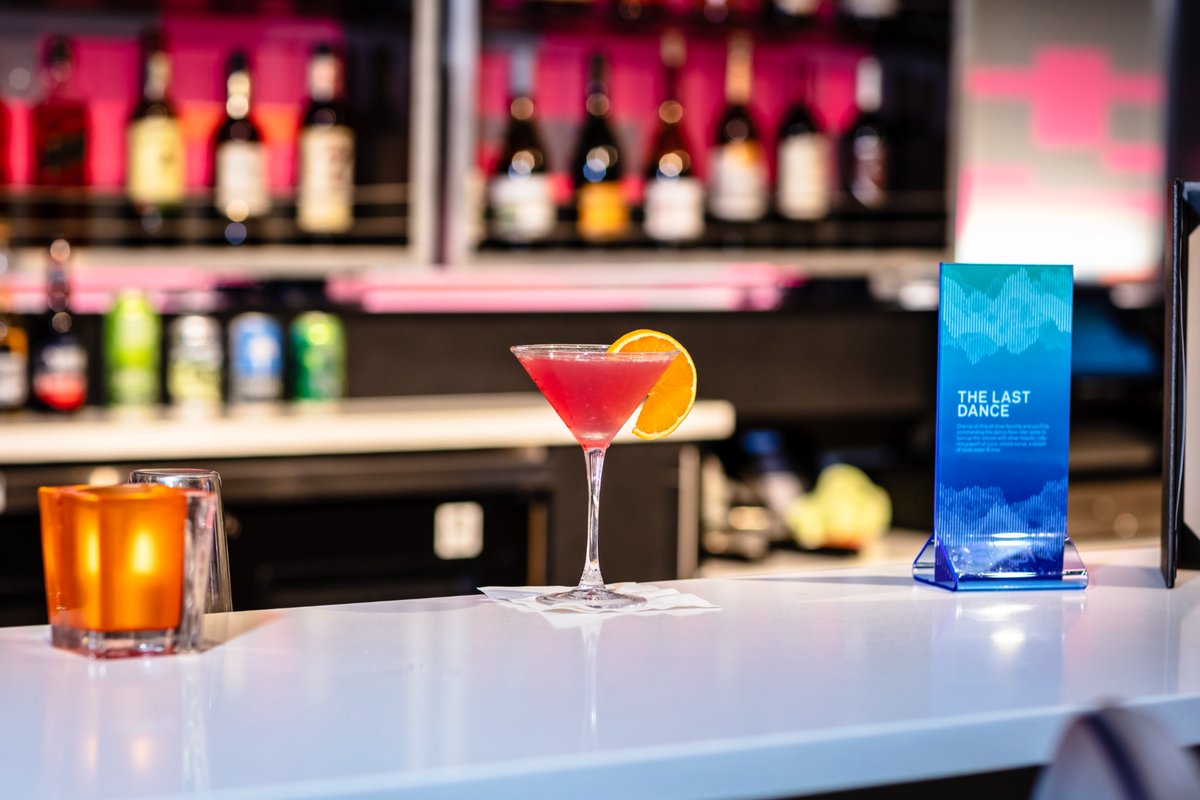 The fun flows with everything from pints to pinot noirs to signature drinks at Aloft WXYZ Lounge &amp; Bar. 🍸 🍹 🍷 🍻 🍺 🎵 
#aloftcalgary #aloftyyc #wxyzbar