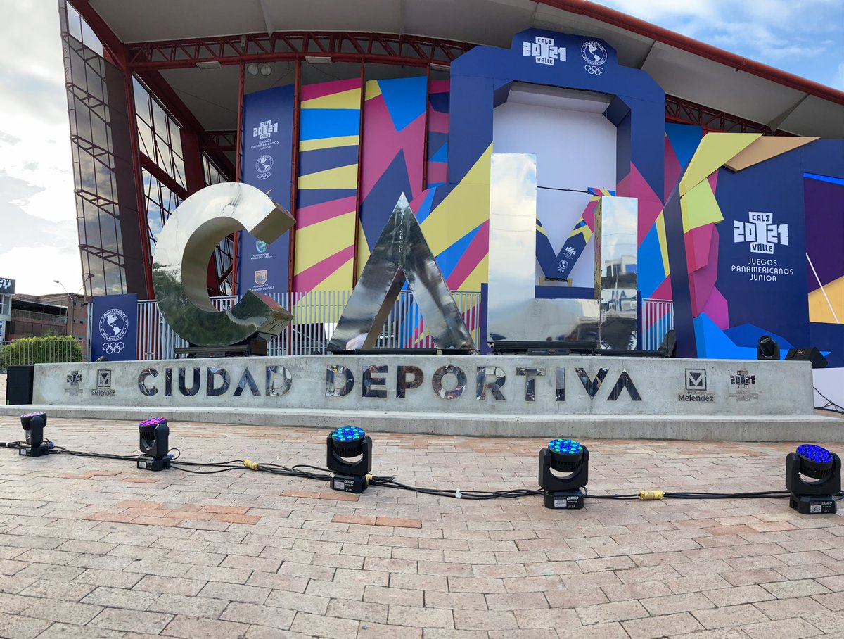 CaliValle2021's tweet photo. “Nuestra tierra está colmada de deportistas y todos construyen cada día esta faceta que hoy queremos destacar, la de Cali como una ciudad deportiva”: Gustavo Hernández, gerente comercial de @CMelendezSA entrega el reconocimiento ‘Cali Ciudad Deportiva’.
 
#ConstruyendoOrgullo https://t.co/zc4VAapQy9