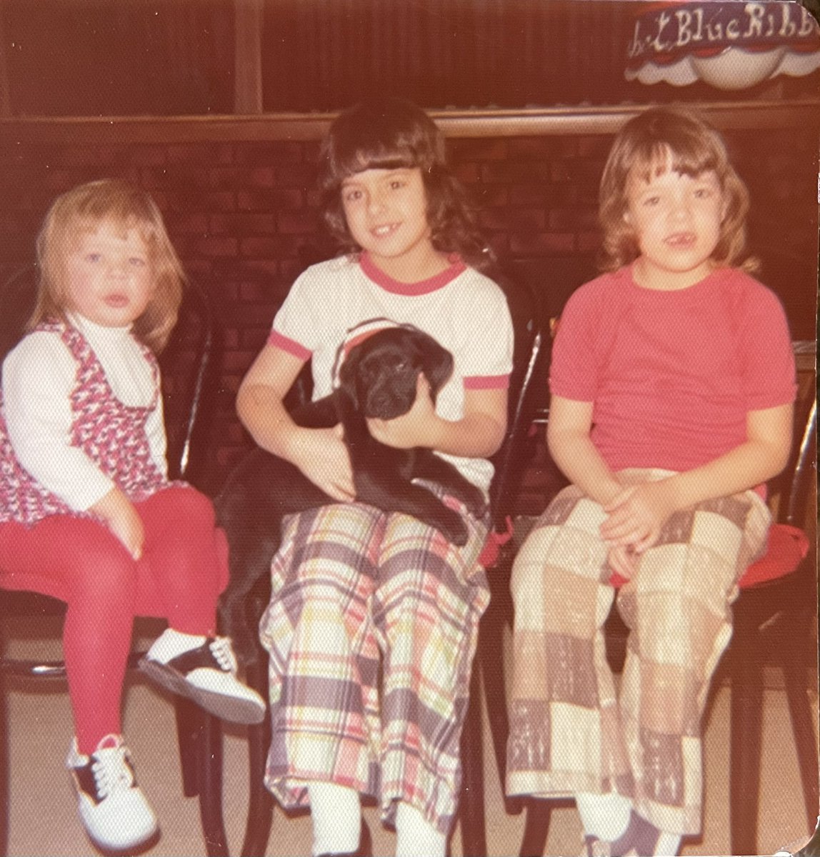 WGNRobin's tweet photo. In 1970s #chicago, you were never to young to host a party in your parents’ basement if you were wearing some sweet homemade plaid pants and mood lighting was by @PabstBlueRibbon.
#classy #soutside #baumgartensisters https://t.co/KwENClyz72