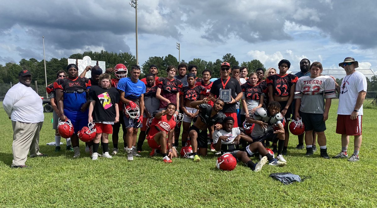 CoachDeHart1's tweet image. So grateful to @TDClubRVA for naming me Coach of the Year for the 2020-2021 football season. A special thanks to @KingandQueenCo5 for believing in me and allowing me to lead such an amazing group of young people. Big shout out to Coach Mike Dabney! #Family #GoTigers