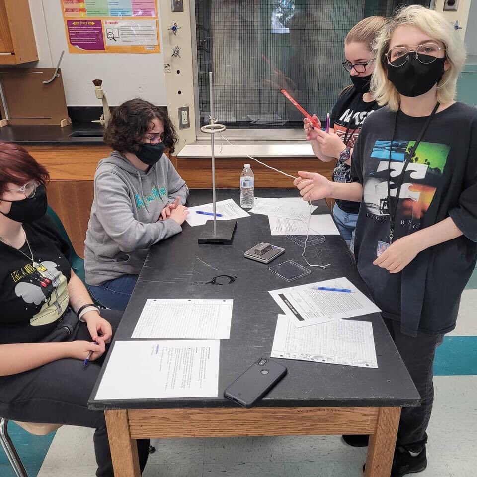 DawnAlves's tweet image. Physics students doing #realscience on day 2! HELLO data collection 🙌🏼🦈🤓 #handsonlearning #vcsscience #finsWAYup @SharksAHS