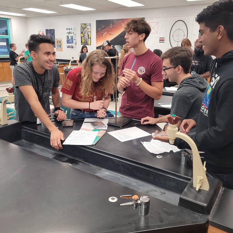 DawnAlves's tweet image. Physics students doing #realscience on day 2! HELLO data collection 🙌🏼🦈🤓 #handsonlearning #vcsscience #finsWAYup @SharksAHS
