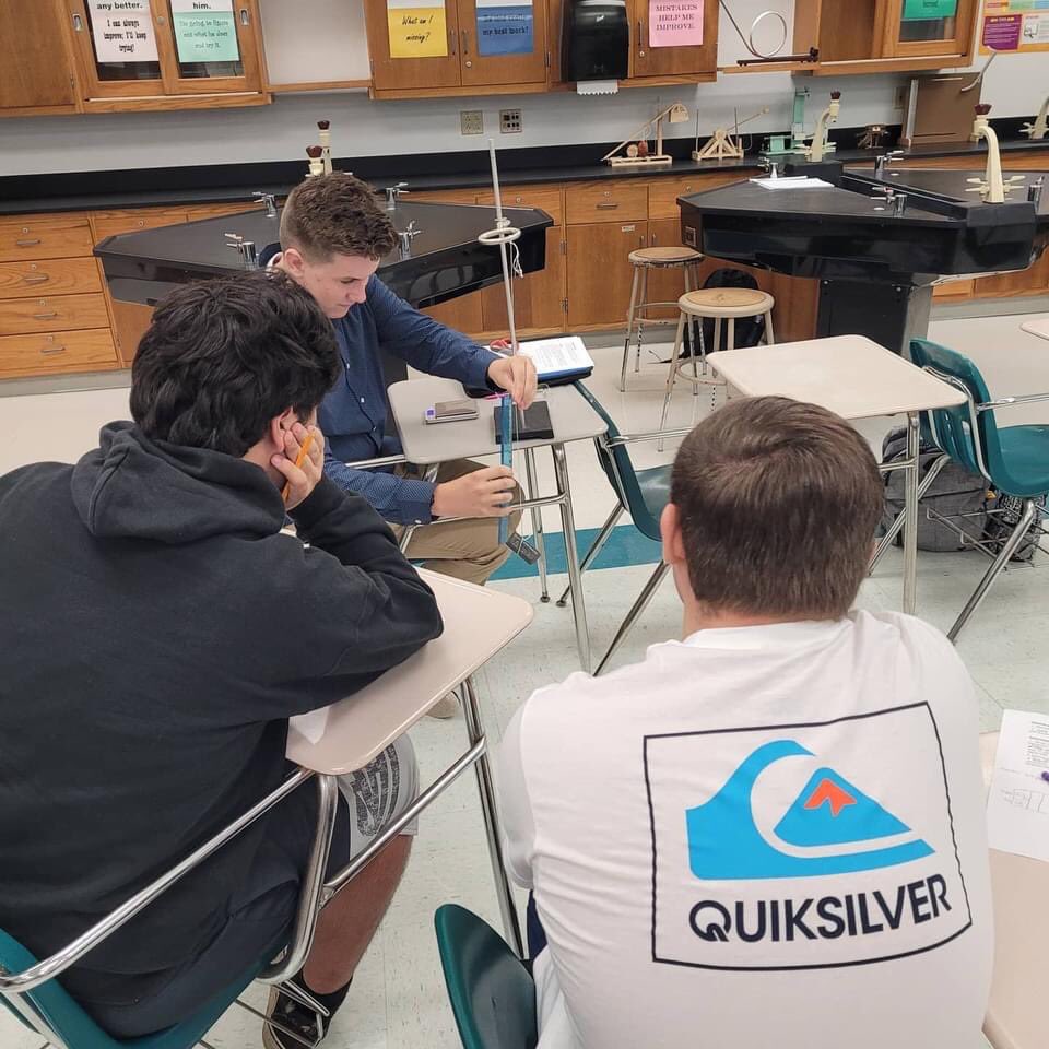 DawnAlves's tweet image. Physics students doing #realscience on day 2! HELLO data collection 🙌🏼🦈🤓 #handsonlearning #vcsscience #finsWAYup @SharksAHS