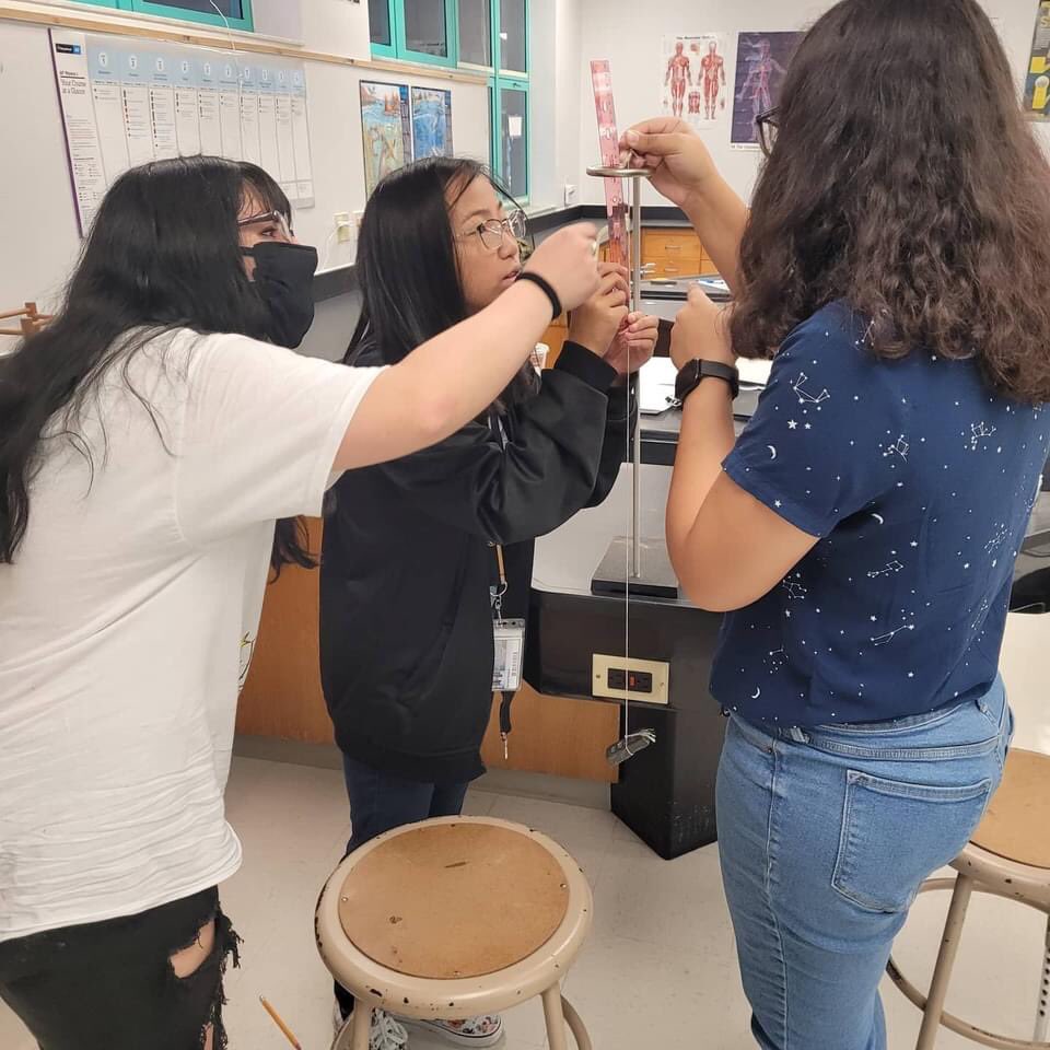 DawnAlves's tweet image. Physics students doing #realscience on day 2! HELLO data collection 🙌🏼🦈🤓 #handsonlearning #vcsscience #finsWAYup @SharksAHS
