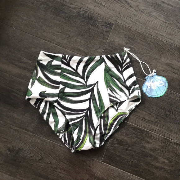 CoffeenSunshin2's tweet photo. So good I had to share! Check out all the items I'm loving on @Poshmarkapp #poshmark #fashion #style #shopmycloset #showmeyourmumu #chelsea28 #loopycase: https://t.co/CezccnM816 https://t.co/IfI9Q8AqeT