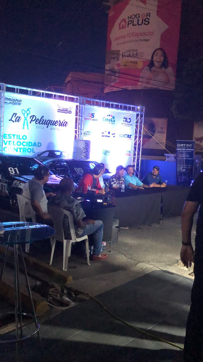 profedeportes's tweet photo. Cubriendo una rueda de prensa de carros at @LaPeluqueriaDo. Tan dando una blue moon muy buena. https://t.co/0yUb6OPxb6