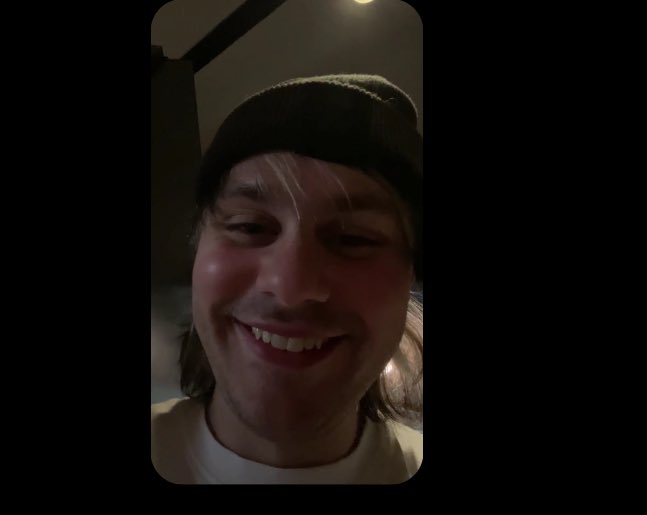 desjireex's tweet photo. lo sguardo di michael che vede soffrire la 5sosfam https://t.co/4QVmcQ6Z8S