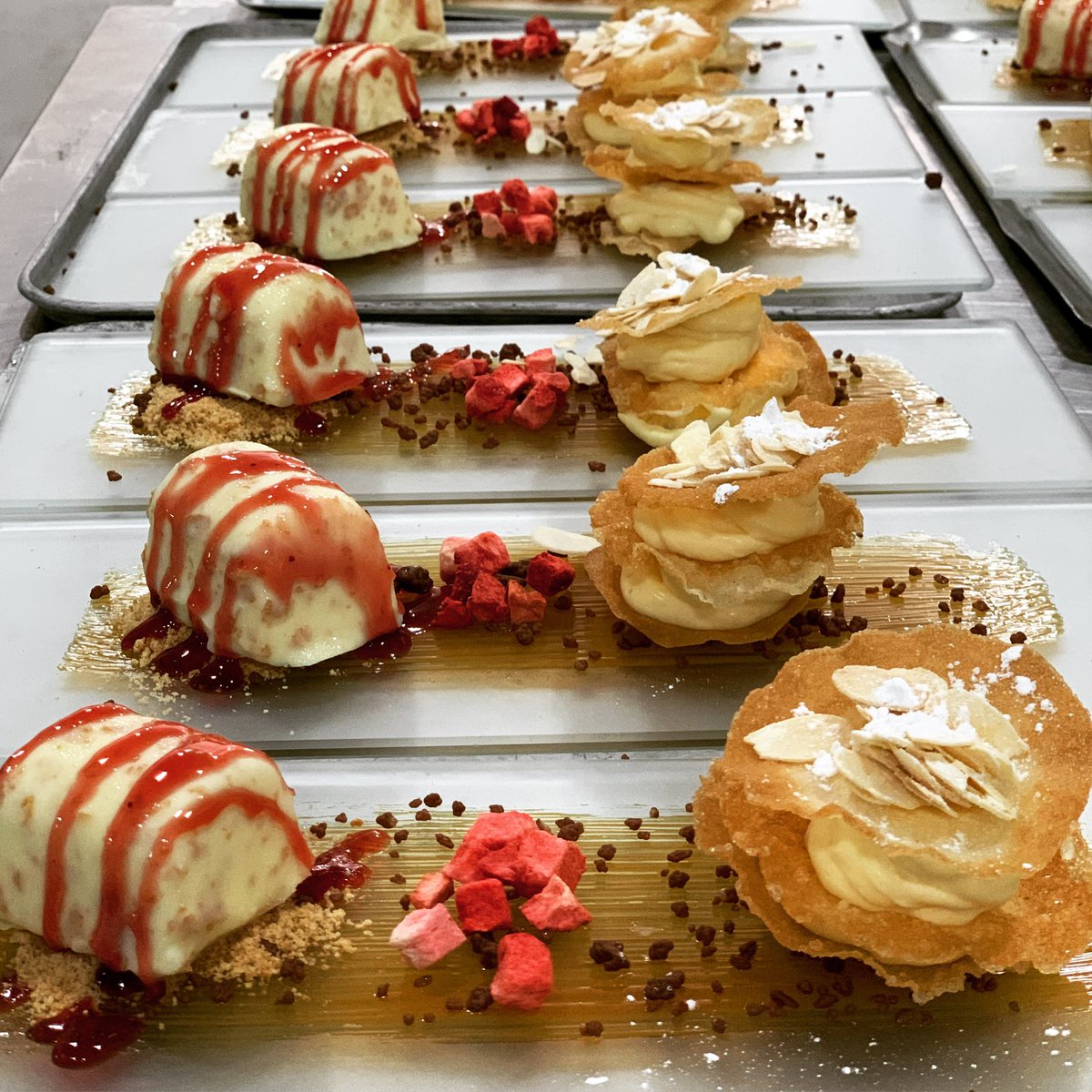 lavegahenares's tweet photo. Nuestros Minis :
Cheesecake & Tarta Arabe 🍰🍰
.........….
#wedding #celebraciones #ceremonias #fiestas #bodas #gestiondeeventos #cheesecake #weddinginspiration #espaciosparaeventos #coolflatlay #bodasenelcampo #bodasenmadrid #fincasparaeventos
#bodasperfectas https://t.co/D95swR6ek9