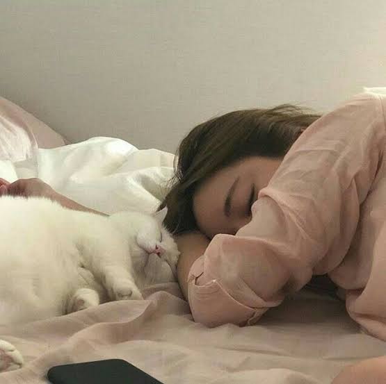 ChristopherMofc's tweet image. &quot;Milenka duerme, las ventanas están selladas y le alzo el brazo que tiene colgando en el borde perpetuando su imagen en mi cabeza antes de abandonar la alcoba&quot;.