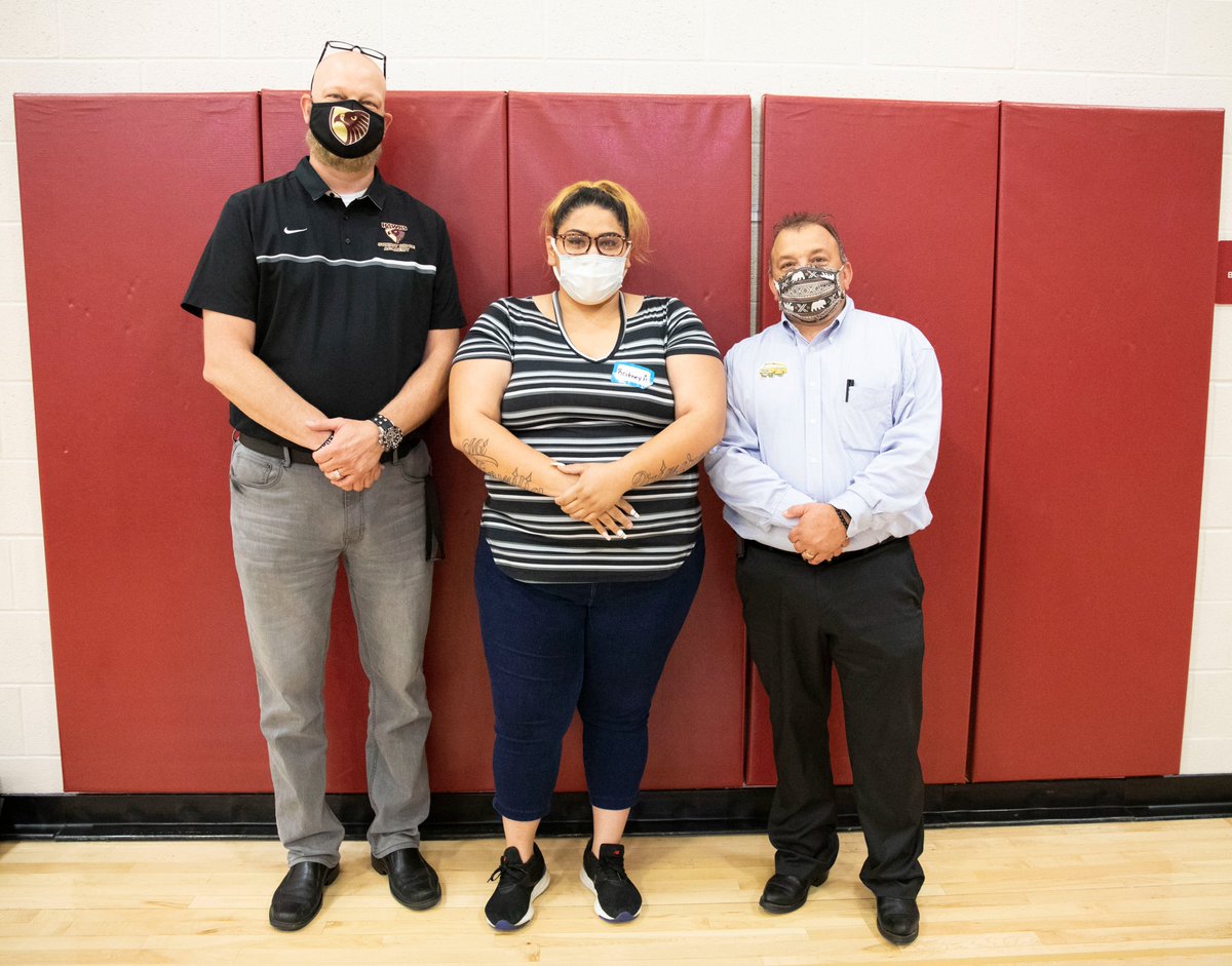 LSR7's tweet photo. Bus driver Britney Aguirre started her LSR7 career by earning her GED at @summitridgelsr7! The program helps job seekers join us. She wanted to show her kids to never give up. #R7Proud
📷SRA Principal Andy Campbell, Transportation Director Bruce Maples, Superintendent @ShowMeBuck https://t.co/fszyamJZgb