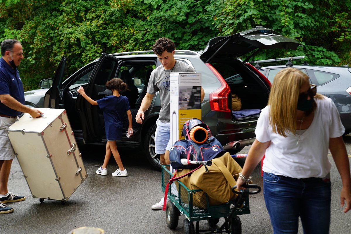 IthacaCollege's tweet photo. #ICMoveIn: Day βοΈ
Started out soggy but we powered through with a little help and a lot of πππ. https://t.co/ZpSKo4gBRT