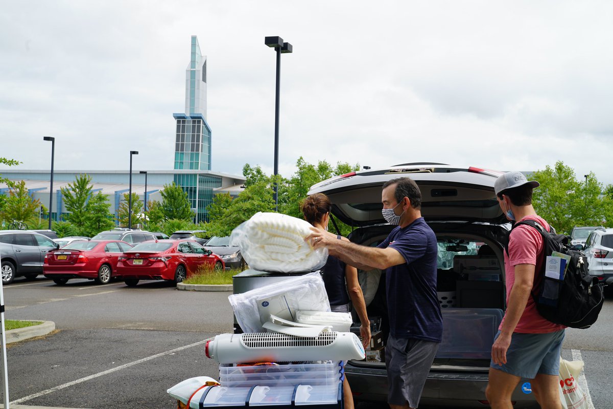 IthacaCollege's tweet photo. #ICMoveIn: Day βοΈ
Started out soggy but we powered through with a little help and a lot of πππ. https://t.co/ZpSKo4gBRT