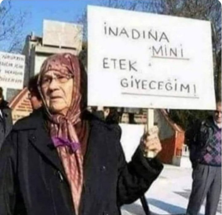 Paps_izmir35's tweet photo. TEYZE DUR BİR HELE 
ÜLKE ZATEN KARI��IK 
SENİN İŞİNİ SONRA KONUŞURUZ 😂😂😂 https://t.co/aD96trxcnW