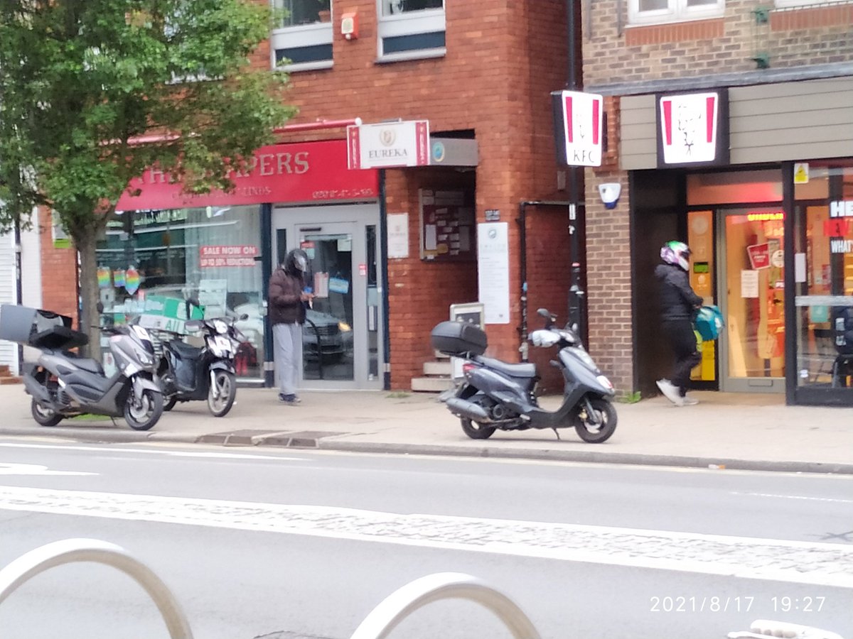 CiciLeung8's tweet photo. @RBKingston please provide a parking bay outside #KFC. Delivery drivers ποΈ can't differentiate between pavement and the road, constantly driving their vehicles onto the pavement.
Where do you expect people to π¨βπ¦½πββοΈπ£? #PavementForPeople
π#NewMalden High St.
@RBKgreens @mrkdurrant https://t.co/NSLavwDuRr