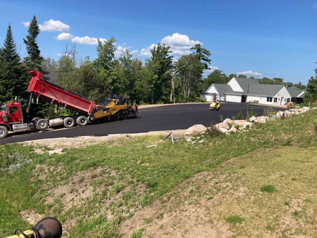 AveryConstruct2's tweet photo. The boys did some paving on St Joe’s Island this week. 👌👌🚛🚛 👀 👀 

📸: @fordraym

#averyconstruction #saultstemarie #ontario #thesoo #saultstemarie #northernontario #paving #asphalt https://t.co/VSdf8jV7bw