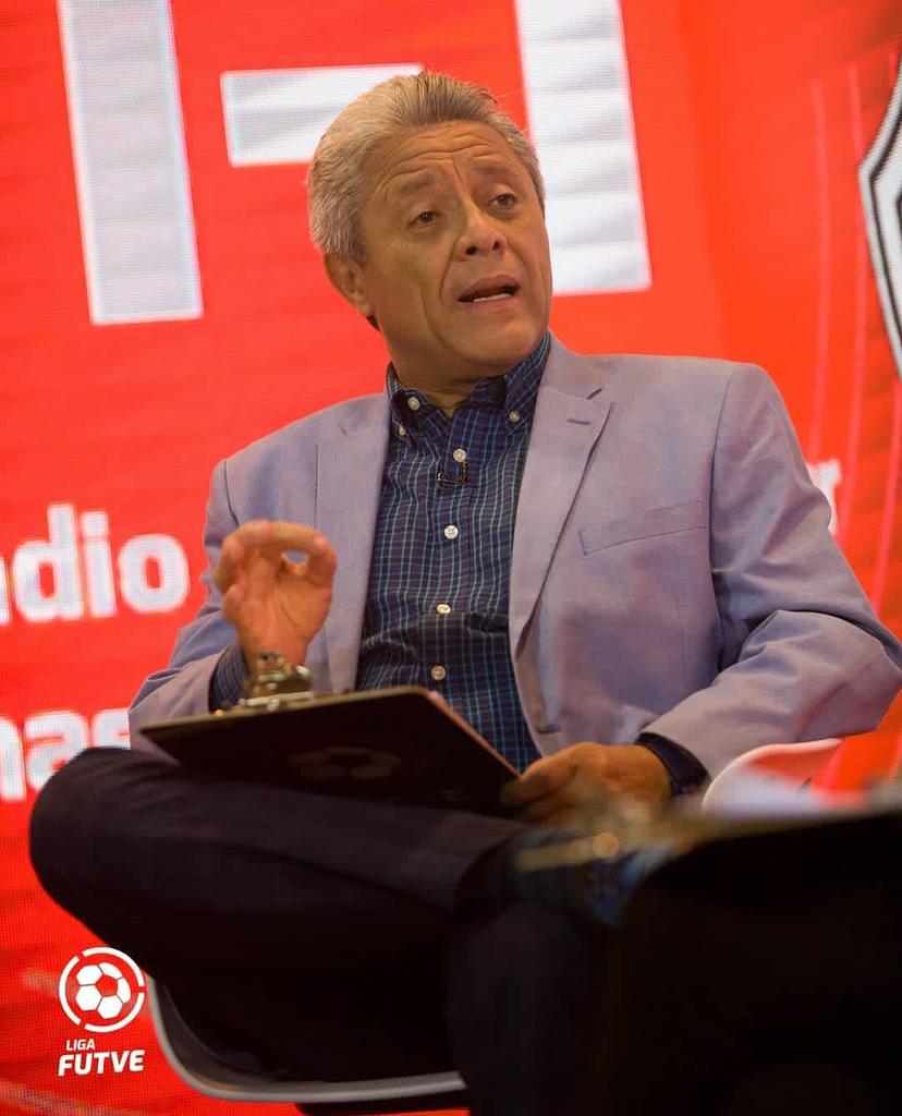 LuigiCetrangolo's tweet photo. @JaimeRicardoG @LigaFUTVE Aquí les explicabas al panel que era una "Jugadita linda" y como es "Subirse en la moto sin parrillero". Jaja 😂 saludos tío @JaimeRicardoG  👏🏼 https://t.co/2hWbPfLMCD