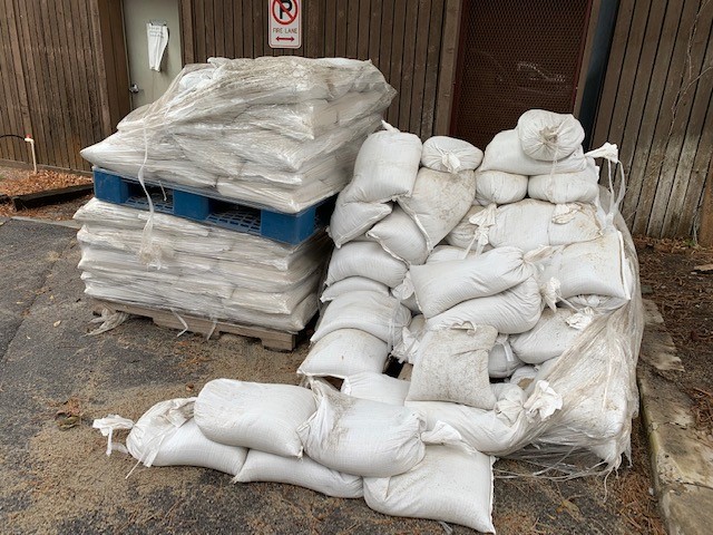 ⛈️ahead! We can't predict the storm severity, but if you feel a need to prepare w/sandbags, we have a free supply in our HQ parking lot @ 1530 S West Temple. We ask you limit to 15 bags per household. @lbriefer <a href="/bereadyslc/">@bereadyslc</a> @slcgov <a href="/SLCPublicLands/">SLC Public Lands</a> <a href="/slcfire/">Salt Lake City Fire Department</a> <a href="/slcpd/">Salt Lake City Police Department</a> <a href="/NWSSaltLakeCity/">NWS Salt Lake City</a>