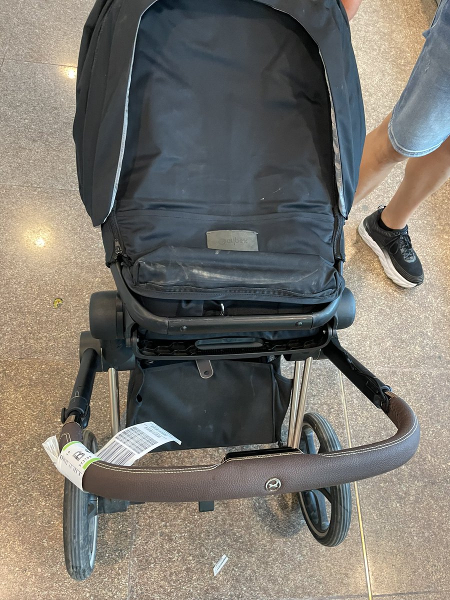 100€ , esta es la compensación que <a href="/vueling/">Vueling Airlines</a> me ofrece por haber arrastrado y roto el  carrito de mi bebé que no tiene ni 12 meses. Me lo han dejado en un estado lamentable.
¿Tan difícil es ejercer tu trabajo con cariño y como te gustaría que te tratasen?