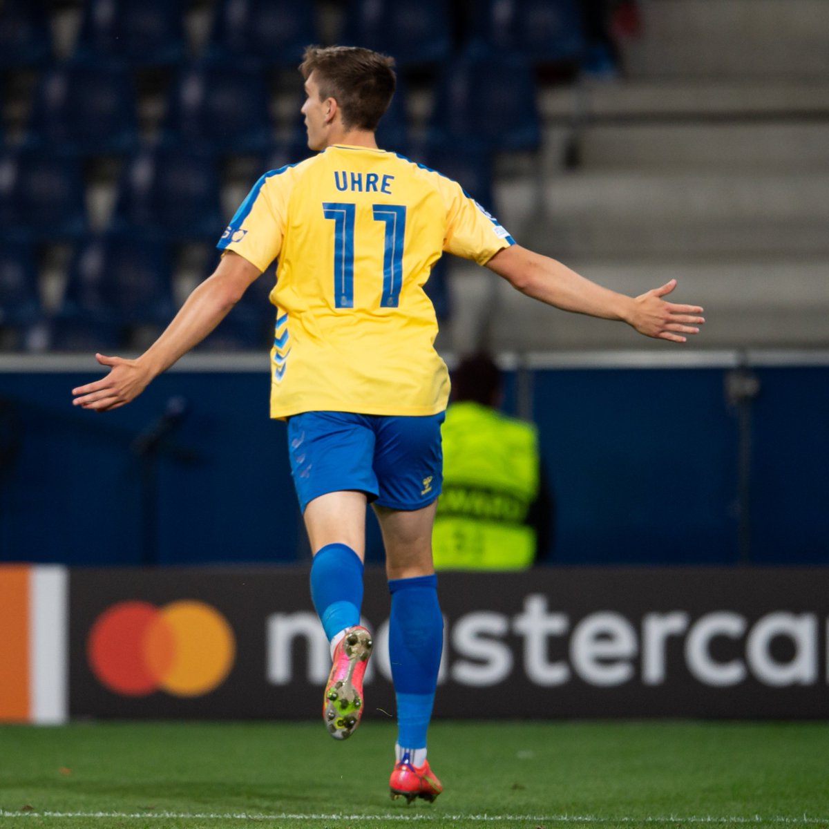 ChampionsLeague's tweet image. 💛💙 Uhre fires visitors Brøndby ahead at Salzburg ⚽️

#UCL