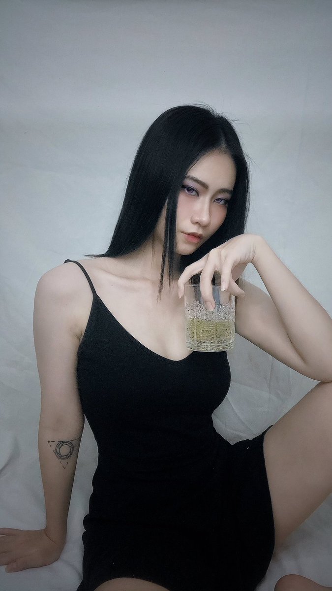 AhnnJang's tweet photo. Fake props :)) chứ tôi làm gì rựou chè thuốc lá bao giờ :)) #makeup https://t.co/QcUZPVe5ch