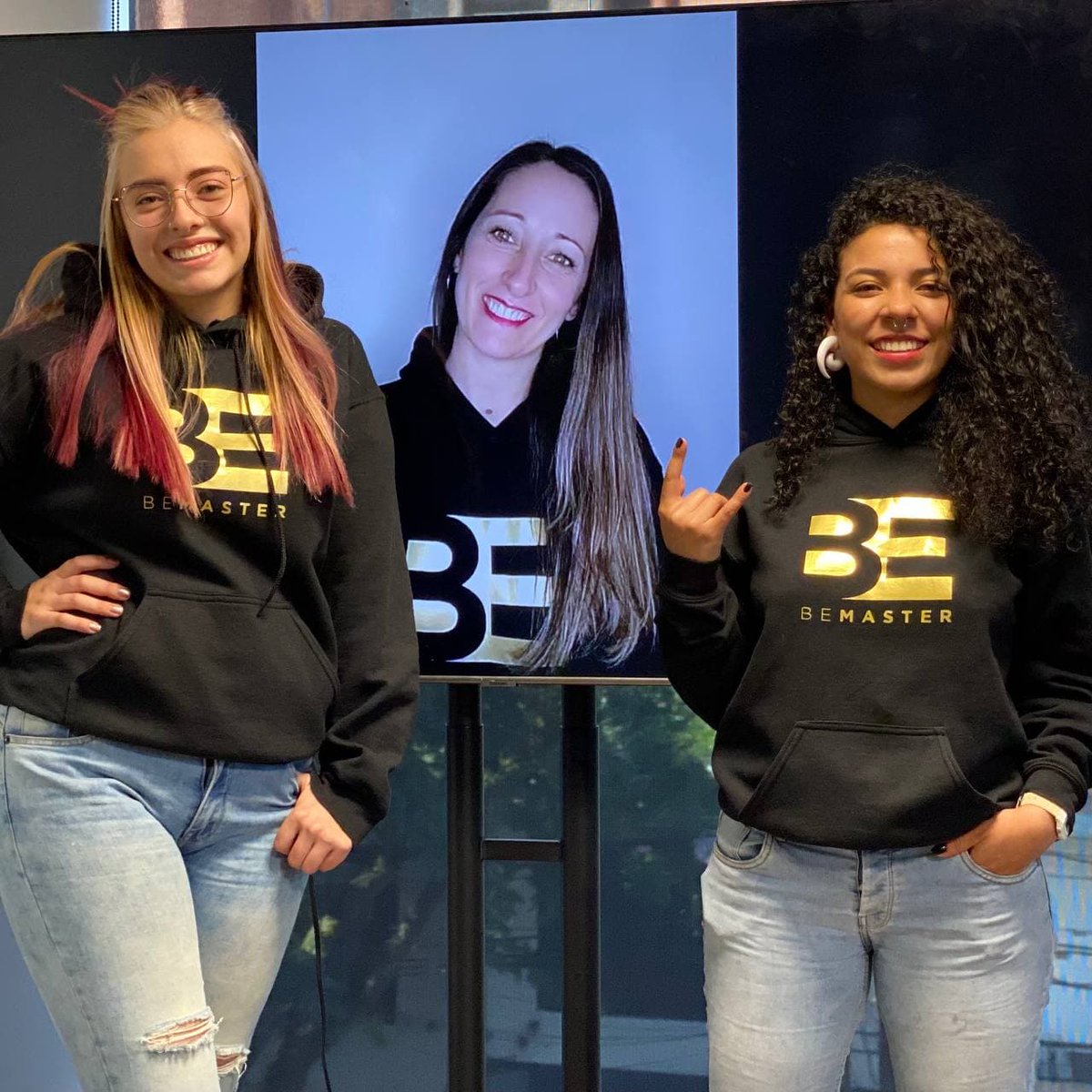BeMasterlat's tweet photo. ¡Conoce a Vani, Sil y Angie!
Estas tres chicas conforman el Equipo de Afiliados y su objetivo principal es estar "All in" con las necesidades de los afiliados.
#bemaster #equipobemaster #equipodeafiliados #afiliados #marketingdigital #marketing #marketingdeafiliados https://t.co/nX9mWBUUiR