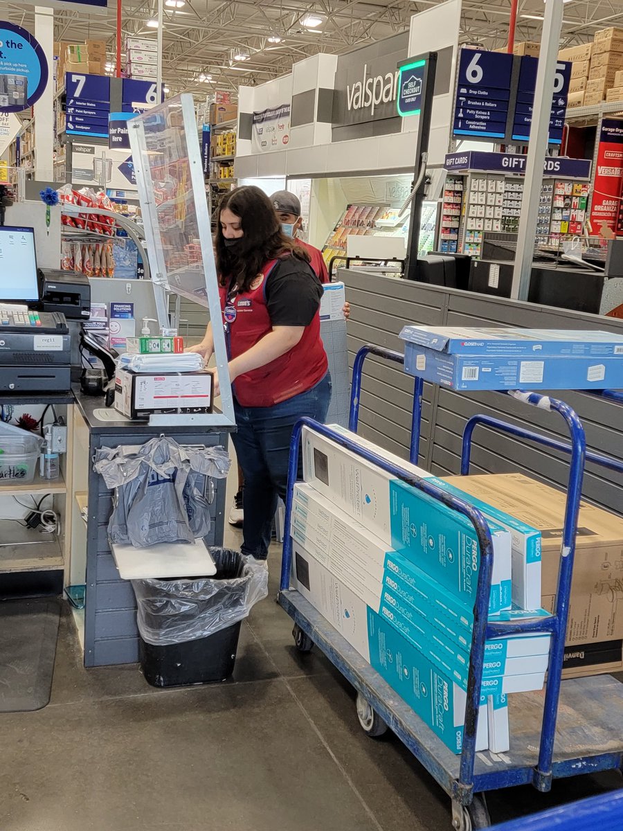 stroud__p's tweet photo. My head cashiers leading by example!  Driving Credit on the registers! #Wontbebeat https://t.co/xkamBEvRZq