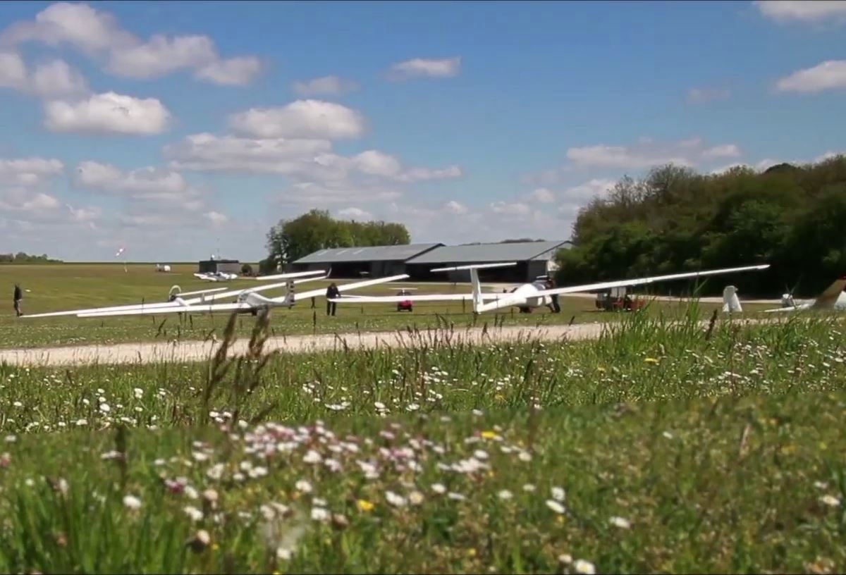 aerowebfrnet's tweet photo. Découvrez dans notre section "média" Les 4 Saisons - un film d'Eric Mercier tourné en 2019 sur l'aérodrome de Buno à 60 km au sud de Paris, ce film participe à la promotion du vol en planeur. 👍👍👍
https://t.co/jk2UK30kzF
#planeur #Buno #avgeeks #aviation #planespotting https://t.co/jSEg9SHAYK