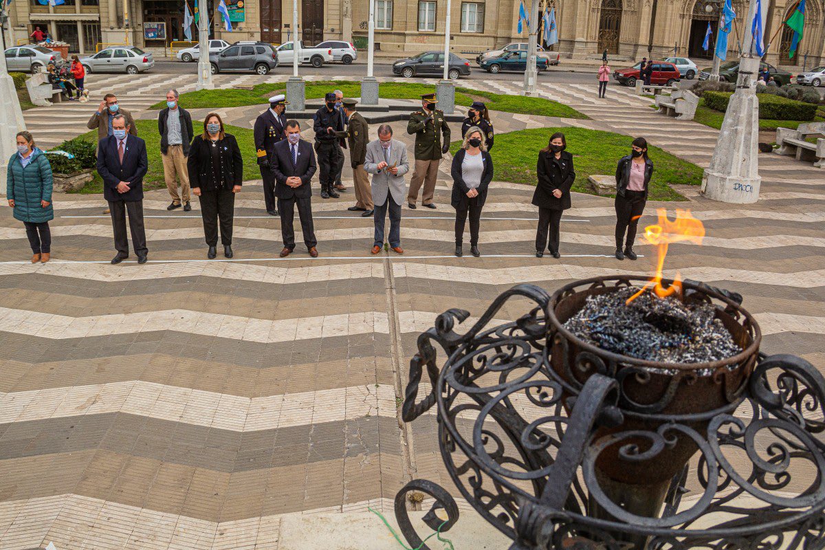 Luegger's tweet photo. Comparto imágenes del Acto por el paso a la inmortalidad del Gral. José de San Martín en la plaza de Azul, en donde acompañé al Intendente @BertellysHernan al presidente del Concejo Deliberante, Juan Saenz, y al presidente de la Asociación Cultural Sanmartiniana, Omar Losardo. https://t.co/dOe6jkvyUN