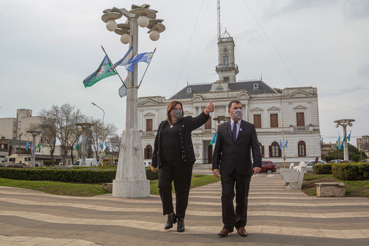 Luegger's tweet photo. Comparto imágenes del Acto por el paso a la inmortalidad del Gral. José de San Martín en la plaza de Azul, en donde acompañé al Intendente @BertellysHernan al presidente del Concejo Deliberante, Juan Saenz, y al presidente de la Asociación Cultural Sanmartiniana, Omar Losardo. https://t.co/dOe6jkvyUN