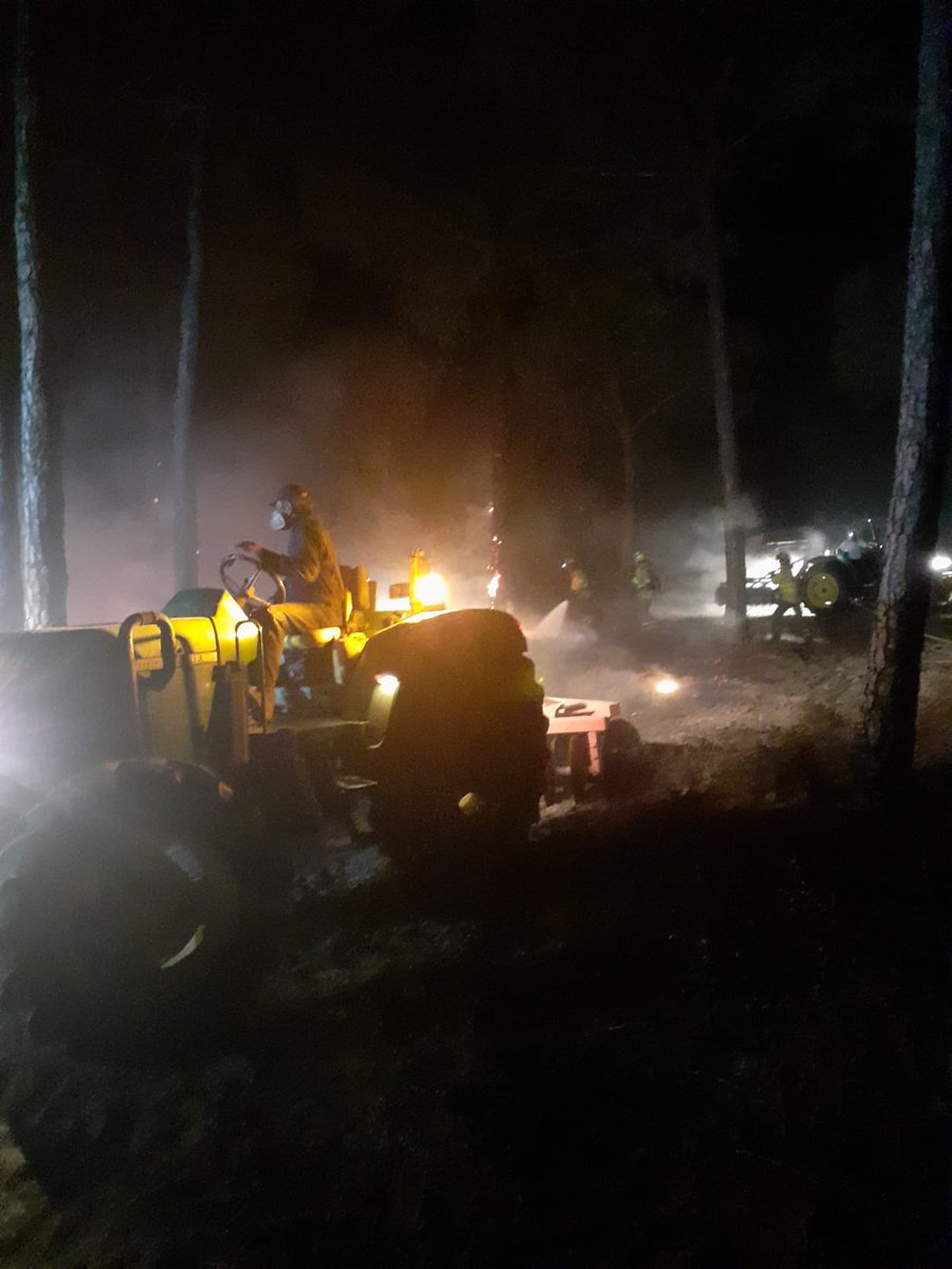JAGarciaBonares's tweet photo. 👉 Ahora que ha pasado todo, quiero agradecer de forma muy especial la colaboración altruista de los agricultores para apagar el fuego con sus tractores 🚜.
👉 Gracias a Paco, Isidoro, Antonio Juan, Luciano, Antonio, Alfonso, Rafael, Diego, Juan Luis.
#Cooperación #Solidaridad https://t.co/AOYbVH1wL8