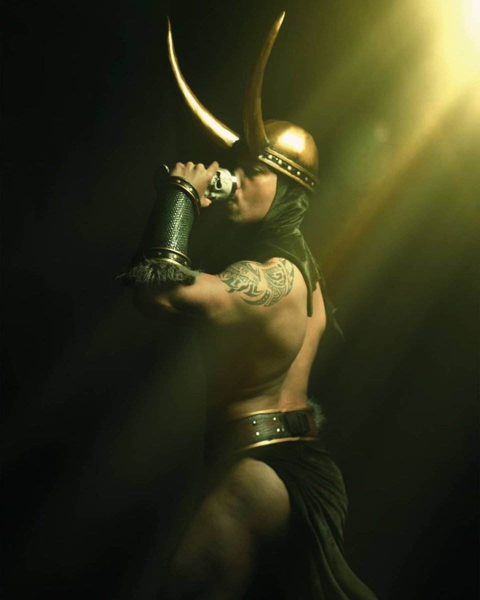 ftonerdtalk's tweet photo. I bet this Loki is a full on party God.
Source • #fredwolfcosplay
#cosplayer #cosplay #lokicosplay #loki #lokiseries #sexy #hotshoot #bed #asgard #lokilaufeyson #disneyplus #photoshoot #modelshoot #portrait #diy #royalty #ftonerdtalk #ftonews #dontsleeponfto https://t.co/hEbBu4WHlP