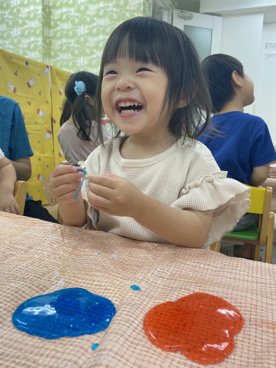 未来会 保育園 Ar Twitter スライム遊び 見た目も 涼しくて気持ちいいね 感覚遊びは発達を促す 保育的要素満載ですが 実は大人のストレス解消や癒やし効果もあるんです 未来会 保育園 小規模保育園 子ども 感覚遊び 保育 笑顔 スライム みらいっこ