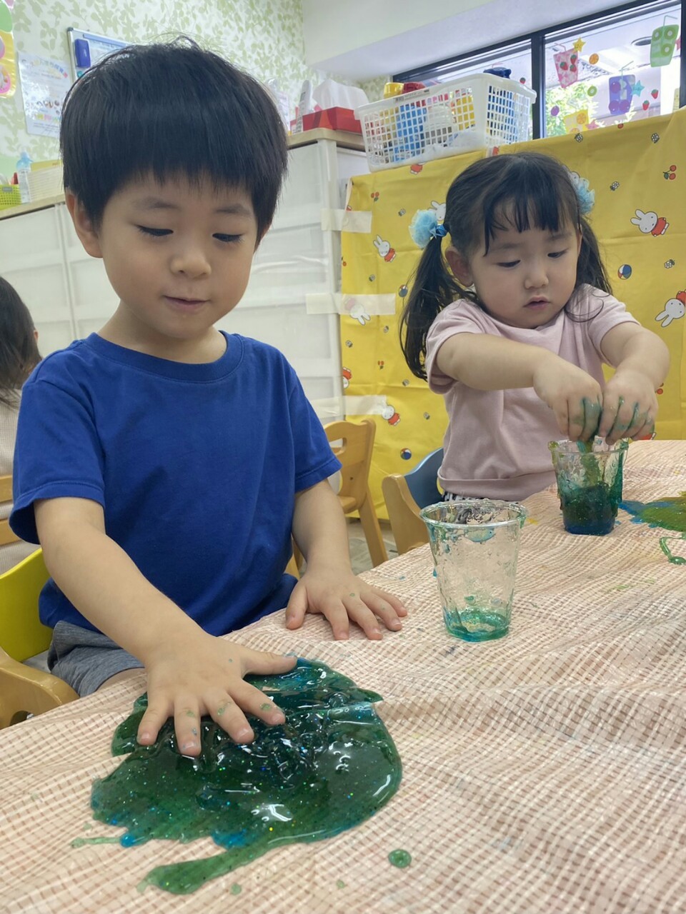 未来会 保育園 Ar Twitter スライム遊び 見た目も 涼しくて気持ちいいね 感覚遊びは発達を促す 保育的要素満載ですが 実は大人のストレス解消や癒やし効果もあるんです 未来会 保育園 小規模保育園 子ども 感覚遊び 保育 笑顔 スライム みらいっこ